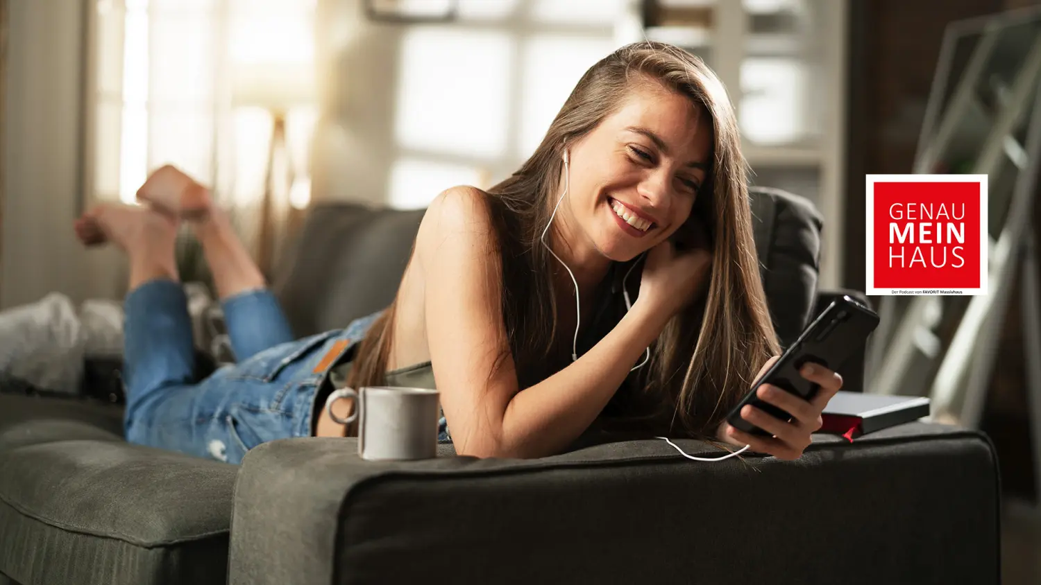 Smiley-Frauen benutzen Mobiltelefon