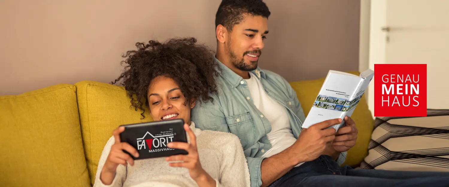 Mann und Frau sitzen auf einem Sofa und lesen ein Buch