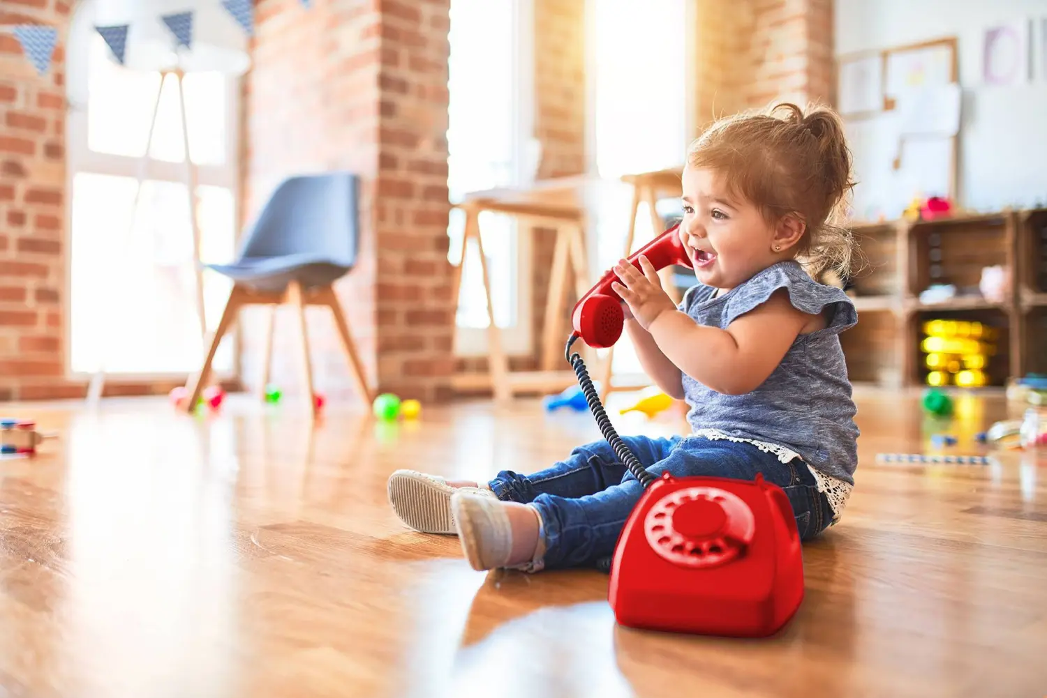 Kleinkind spricht am Telefon