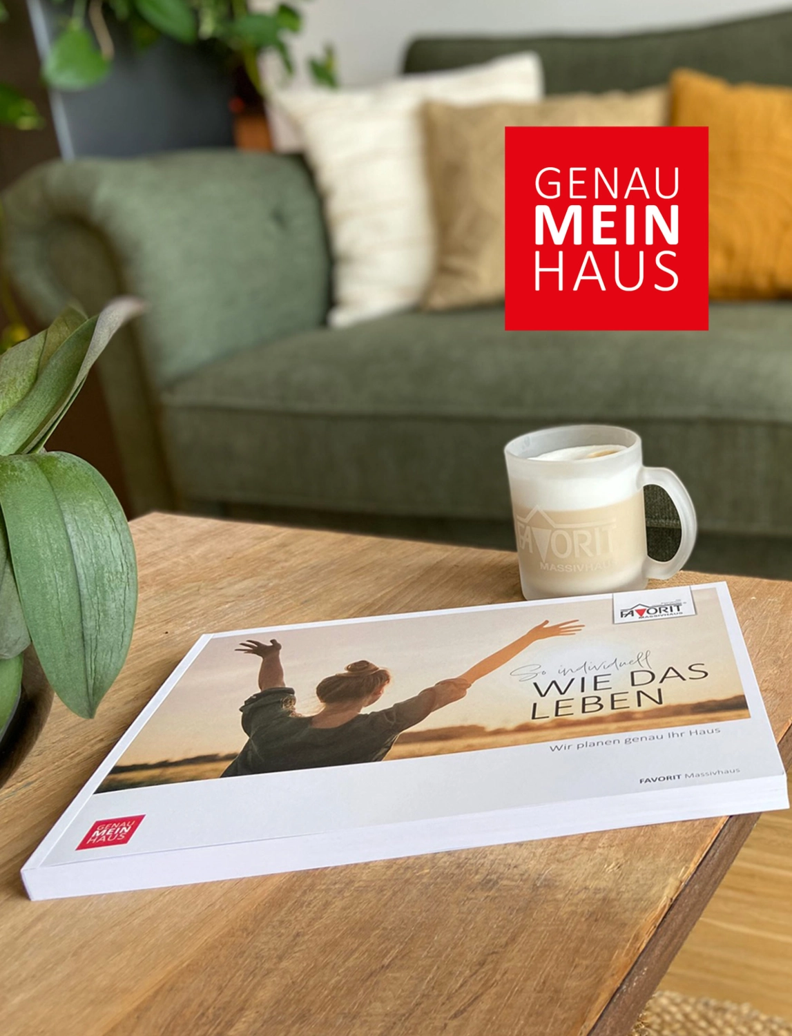 Paar liest Broschüre der Attraktive Wohnen GmbH